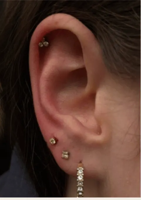 Ohr mit Helix Piercing am aeusseren Knorpelrand