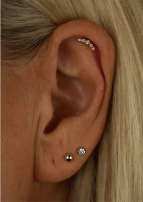 Helix Piercing mit Ring am oberen Ohrrand