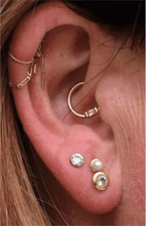 Helix Piercing mit Ring und Anhaenger