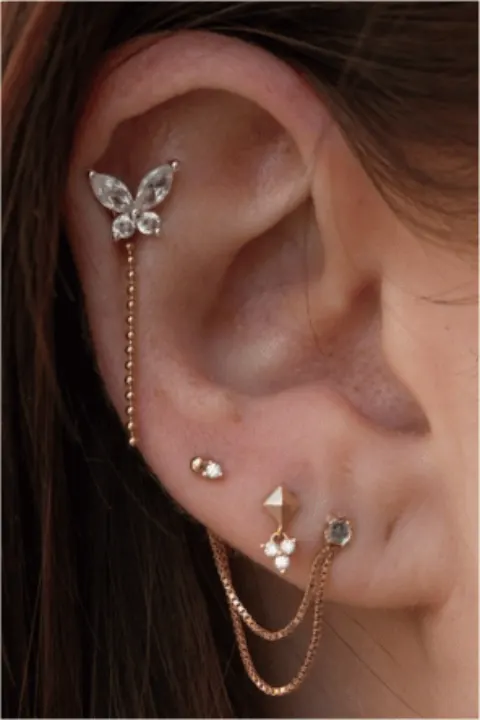 Helix Piercing mit feinem Kettchen zum Ohrlaeppchen