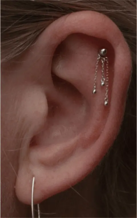 Helix Piercing mit haengendem Schmuck