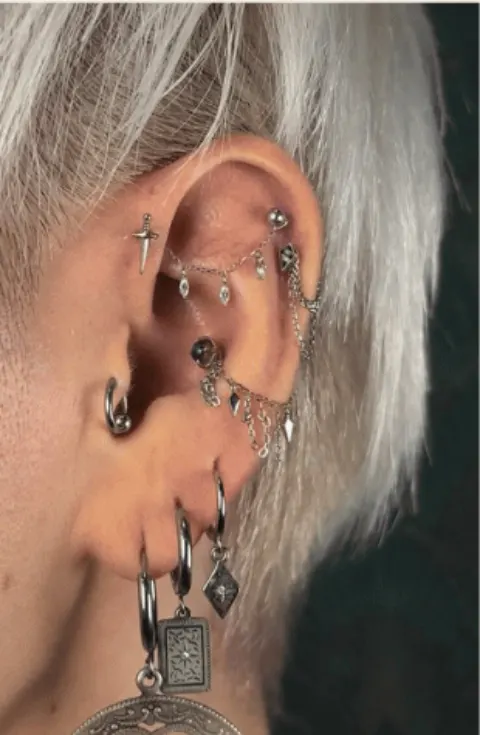 Ohr mit Helix und weiteren Piercings