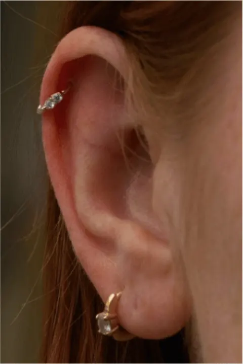 Abgeheiltes Helix Piercing mit schlichtem Ring