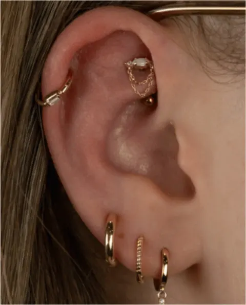 Helix Piercing mit besetztem Ring
