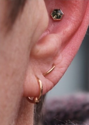 Orbital – zwei Piercings mit einem gemeinsamen Ring