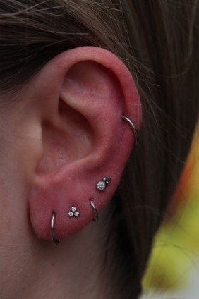 Läppchen-Piercings in unterschiedlichen Platzierungen
