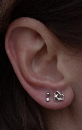 Läppchen-Piercings in unterschiedlichen Platzierungen