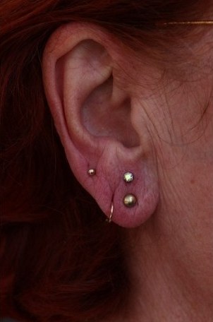 Stacked Lobes – mehrere Piercings übereinander im Ohrläppchen