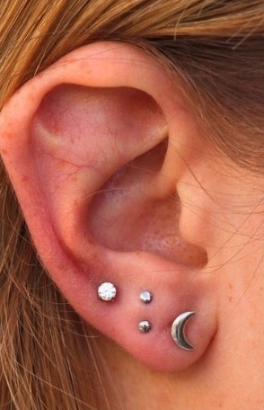Stacked Lobes – mehrere Piercings übereinander im Ohrläppchen